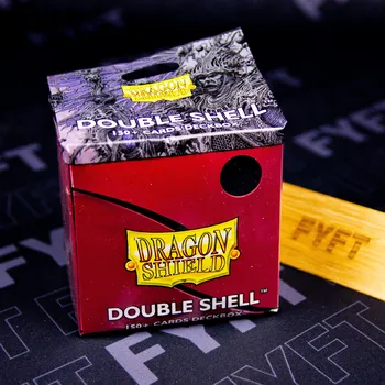 Příslušenství k deskovým hrám Krabička až na 150 karet Double Shell deckbox od Dragonshield Barva: Červená