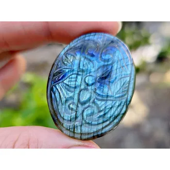 Přírodní kámen Oválná mugle labradorit s vybroušeným motivem 14,9g