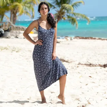 Dámské šaty Dlouhé rozšířené šaty s potiskem tmavě modrá 46/48