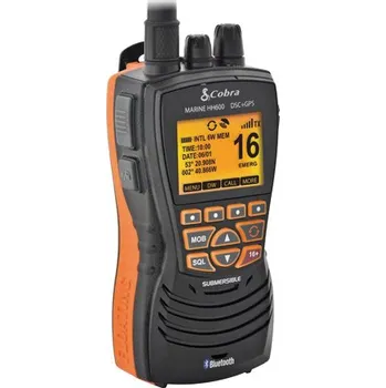 Námořní elektronika Cobra HH600 GPS BT EU VHF s funkcí DSC třídy D, připojením Bluetooth a integrovaným 66kanálovým GPS. Konstrukce IPx8, zcela vodotěsná do hloubky jednoho metru, plovoucí, s dobře čitelným displayem. Kompaktní, dobře tvarovaná pro pohodlný úchop s odnímatel