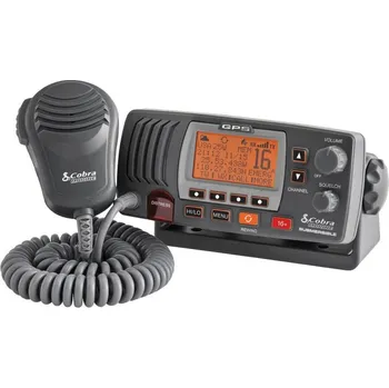 Námořní elektronika COBRA pevná VHF MR F77 GPS A VHF/DSC voděodolná IPX7, s funkcí DSC v souladu s třídou D a integrovaným GPS . Velký LCD podsvícený displej a klávesnice se vstupní nabídkou usnadněnou softtlačítky s popisky kanálů. Vybaveno funkcí Automatic Radio Check, kte
