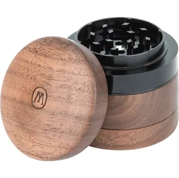 Dřevěná čtyřdílná drtička Marley Natural Small Wood Grinder (Krásná čtyřdílná drtička od Marley Natural je vyrobena z udržitelných zdrojů severoamerického černého ořechu a z vysoce kvalitních komponentů.)