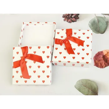 Dárková krabička Bílá dárková krabička s červenými srdíčky 8 x 8cm