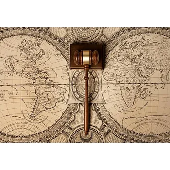 Plakát, Obraz - Gavel on old world map, aluxum