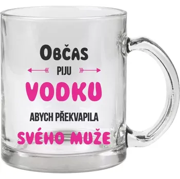 Hrnek 330 ml - skleněný Občas piju vodku, abych překvapila svého muže