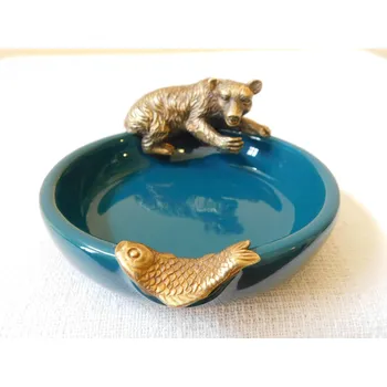 Popelník PORCELÁNOVÝ POPELNÍK S MOSAZNÝM MEDVĚDEM A RYBOU