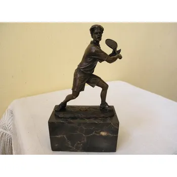 BRONZOVÁ SOCHA TENISTY NA MRAMOROVÉM SOKLU
