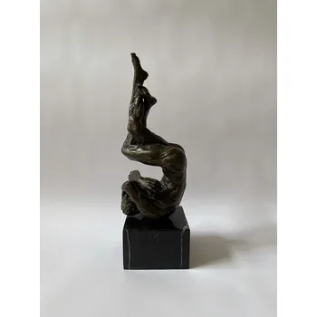 BRONZOVÁ SOCHA JOGÍNA NA MRAMOROVÉM PODSTAVCI