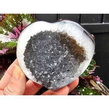 Přírodní kámen Achátové srdce s dutinou z Brazílie 202g