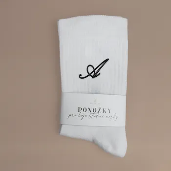 Dětské ponožky s vyšitím iniciály Velikost: Dětské 31-34, Barva ponožek: Bílá, Barva nitě a fontu: Černá psací