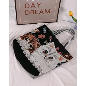 Taška , bílá kočka s kotětem