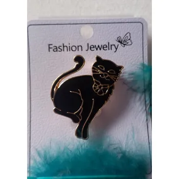 Brož Brož, černá kočka s mašlí