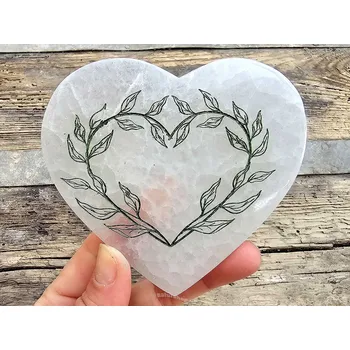 Selenit srdce s rostlinným motivem cca 10cm