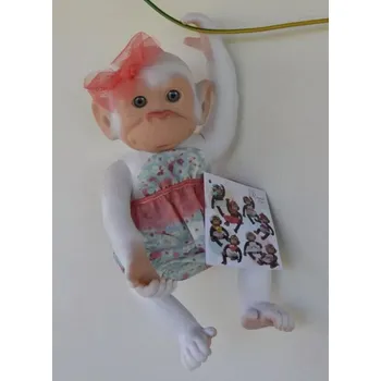 plyšák Bílá opička v modrých kalhotkách s laclem od RosaToys (BEBE MONO BLANCO 25 CM ROSA )