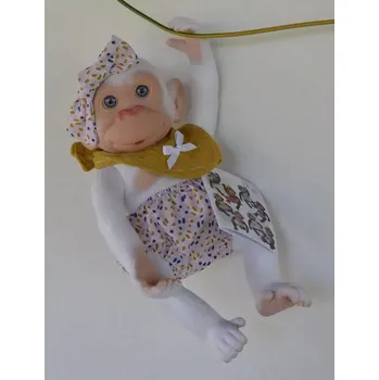 plyšák Bílá opička se světle hnědým bryndáčkem od RosaToys (BEBE MONO BLANCO 25 CM ROSA )
