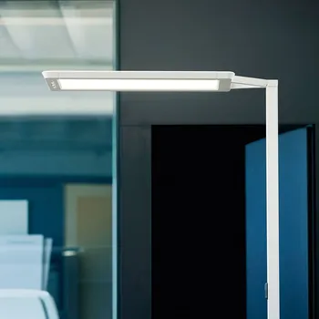 Lampička Waldmann Stojací lampa LED Yara.single 4 000K, PIR stříbro - C- noha - výška 1 cm, délka 50 cm, šířka 47 cm; výška hlavy 2,4 cm, délka 81,2 cm, šířka 35,8 cm; délka kabelu 300 cm kovové stříbro, satinované LED celkem 107 W - Doprava zdarma