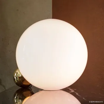 Lampička FLOS Copycat - stolní lampa LED, zlatá - Průměr skleněné koule 30 cm opálová bílá, zlatá 1 x 16 W LED - Doprava zdarma