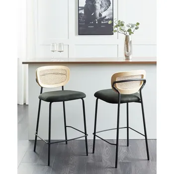 Barová židle Sada 2 barových židlí tmavě zelené polyesterové čalounění přírodní ratanový vídeňský výplet opěradlo černé kovové nohy stoličky bez područek Beliani