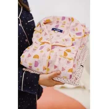 Dámské pyžamo Na kutě Na kutě: Mušelínové klasické pyžamo růžové Geometric Velikost: S