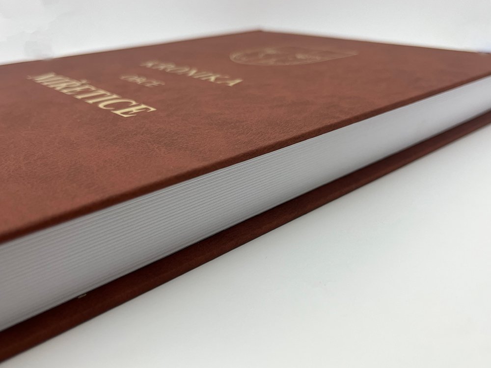 Kronika se znakem a názvem obce, městyse, města v pouzdře Alerion