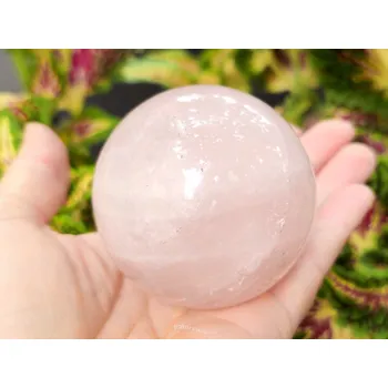 Přírodní kámen Růženín hladká koule Ø 61mm z Madagaskaru (316g)