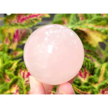 Přírodní kámen Růženín hladká koule Ø 60mm z Madagaskaru (313g)