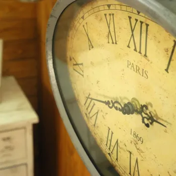 Hodiny Hodiny kovové stolní - vada prasknutí kovového pláště