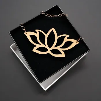 Přívěsek AMADEA Dřevěný přívěsek na krk lotosový květ, 8x4 cm