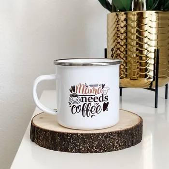 Bílý smaltovaný plecháček s nápisem Mama Needs Coffee 360ml