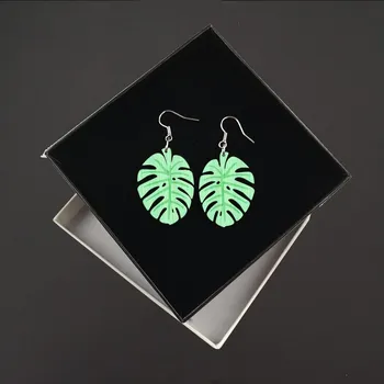 Náušnice AMADEA Dřevěné náušnice list monstery zelené, 3 cm, český výrobek