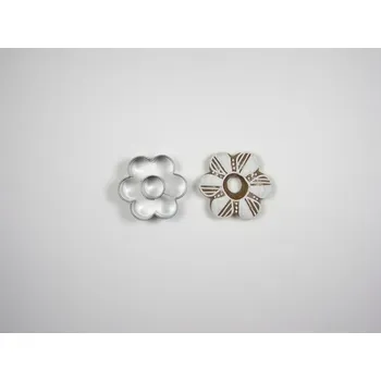 Vykrajovátko Vykrajovátko nerezové - kytička malá se středem