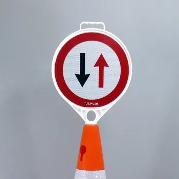 Dopravní značení Plastová dopravní značka DZ - PŘEDNOST PROTIJEDOUCÍCH VOZIDEL