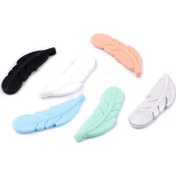 Dětské navlékací korálky Silikonový přívěsek pírko 19x58 mm, barva mix