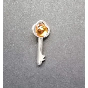 Přívěsek Klíč zdobený jantarem - stříbrný přívěsek