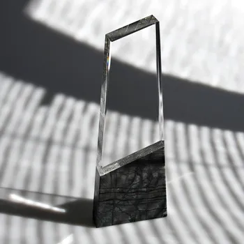 Trofej kosá s šedým mramorem (Skleněná trofej, 90x250)