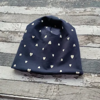 Kojenecká čepice Yháček Šmoulí čepička Yháček, oboustranná, drobná srdíčka na temně modré Velikost:: S