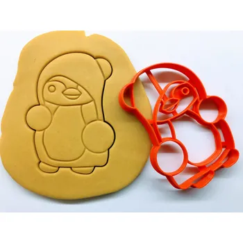 Zahradní dekorace Tučnák s čepici a bambulkami vykrajovátko