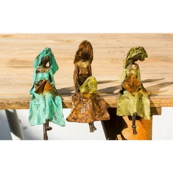Hammershus Fairtrade Kovová soška sedící ženy z Burkiny Faso, 20 cm