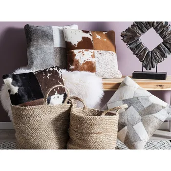 Bytový textil Sada 2 dekorativních polštářů šedá hovězí kůže patchworkový vzor 45 x 45 cm moderní dekorační doplňky Beliani