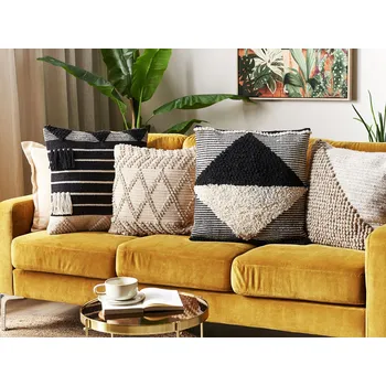 Polštář Dekorativní polštář bílý béžový bavlna 50 x 50 cm geometrický vzor ručně tkaný snímatelný potah s výplní Beliani