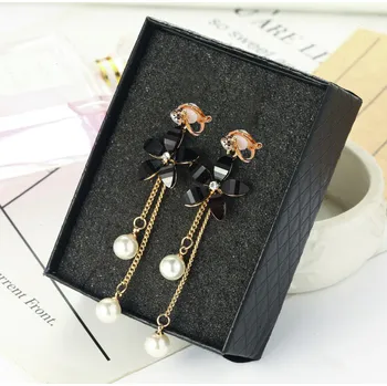 Náušnice B-TOP Květinové náušnice klipsy s perlou - černé