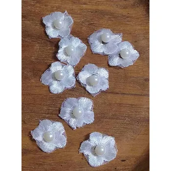 Vyšívaný květ Ø20 mm s perlou barva bílá