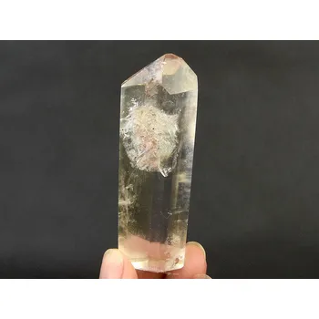 Sběratelství Křišťál s inkluzemi broušená špice (58g)