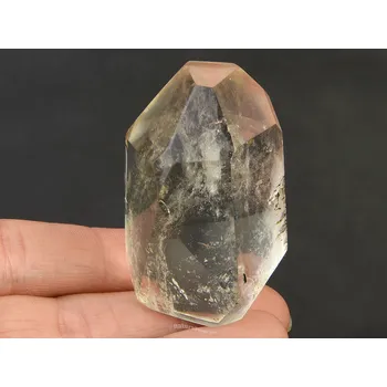 Přírodní kámen Křišťál s inkluzemi broušená forma (79g)