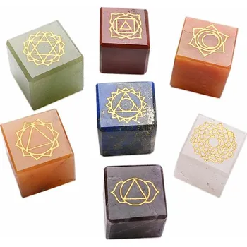 Čakrová sada kostek z polodrahokamů se symboly čaker kostky
