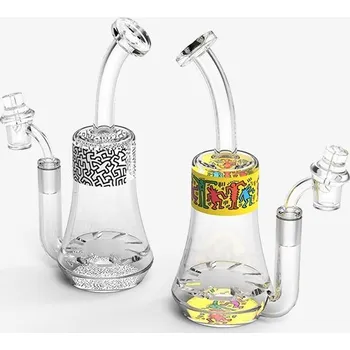 Skleněný bong Keith Haring Rig na koncentráty, s perkolátorem (K.Haring Rig, ovlivněný ikonou pop-artu Keithem Haringem, spojuje pokročilou filtraci vody s jedinečným uměním.)