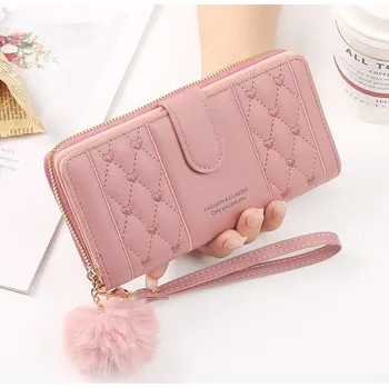 Kabelka Dámská peněženka koženého vzhledu s malými vyšívanými srdíčky Barva: Růžová