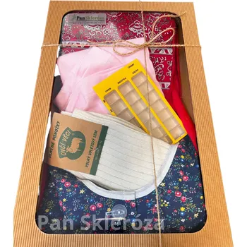 Čepice Šatovka, ponožky, kalhotky, dávkovač a šátek v dárkové krabici