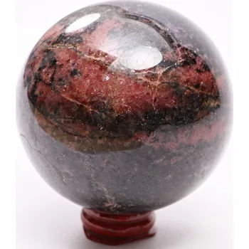Drahý kámen Magieprirody.cz Rodonit koule 80 mm 986 g přírodní kámen + dřevěný podstavec #K1055