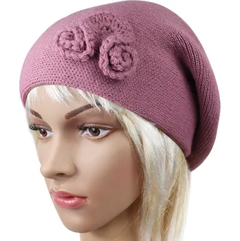 Čepice Dámský pletený baret s květinou, tmavě růžové barvy 7100221-13